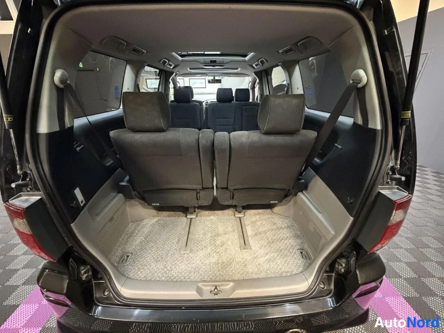 Svart Toyota Alphard 2004, bagageutrymme, bild 21
