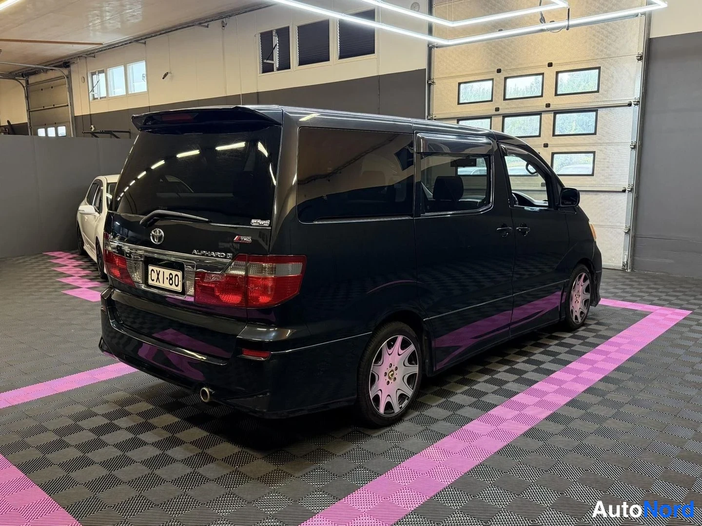 Svart Toyota Alphard 2004, snett bakifrån, bild 7