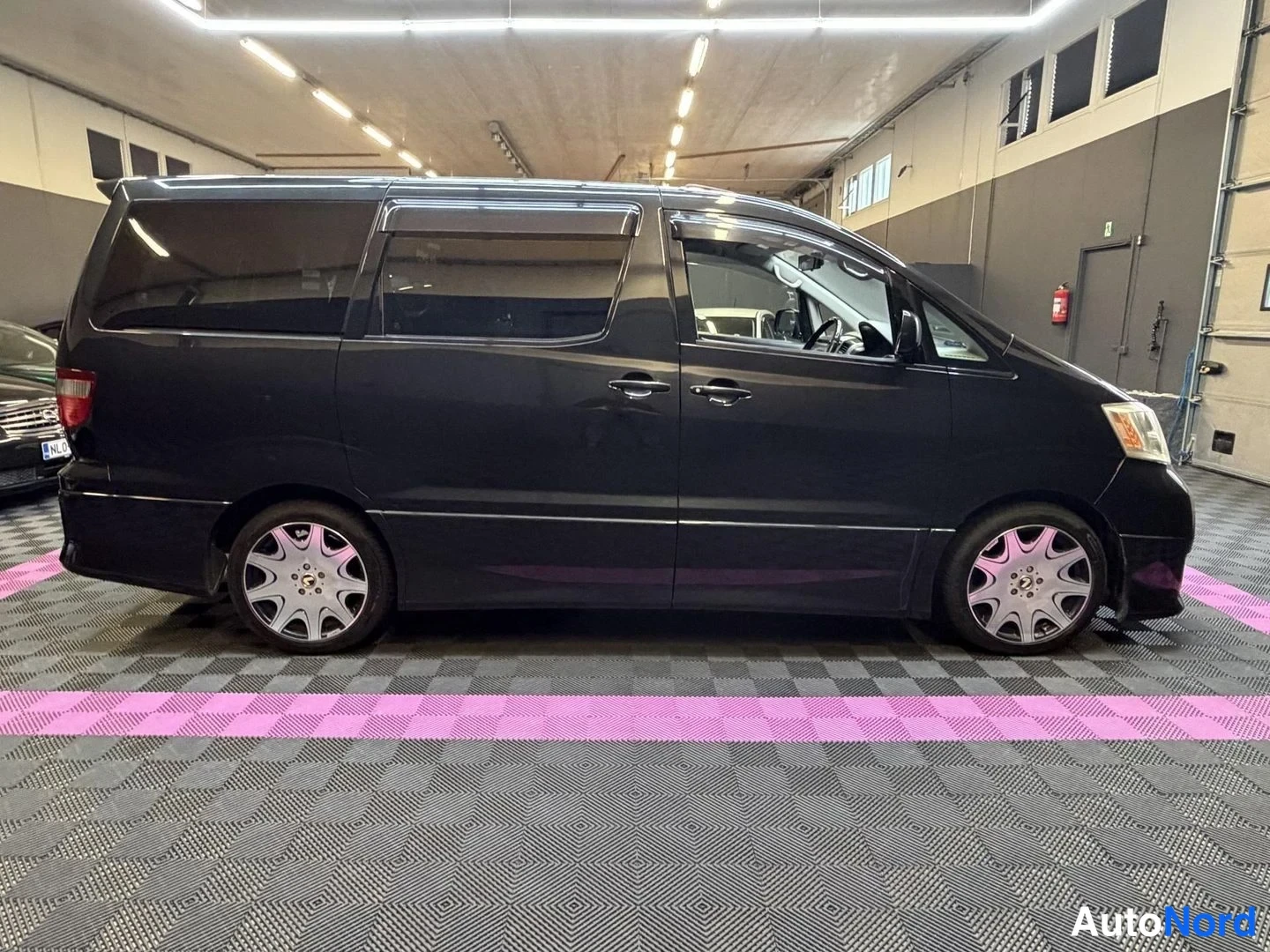 Svart Toyota Alphard 2004, snett framifrån, fronten åt höger, bild 3