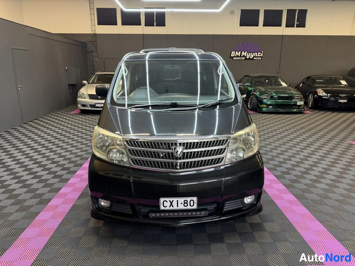 Svart Toyota Alphard 2004, framifrån, bild 6