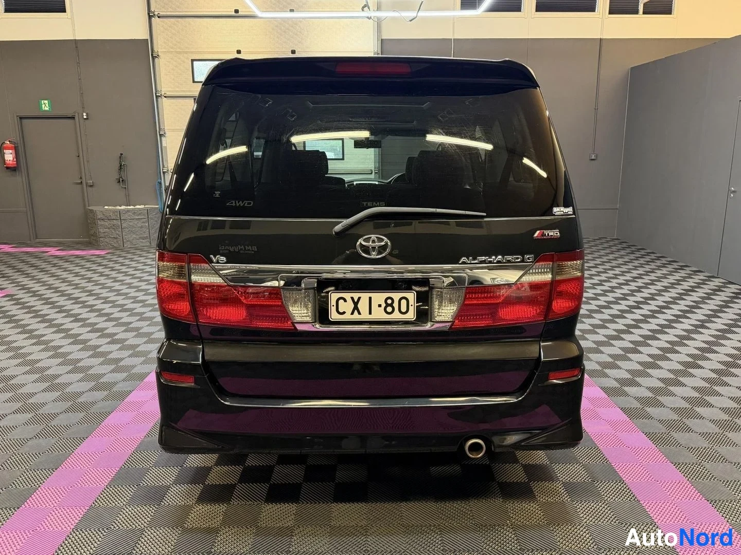 Svart Toyota Alphard 2004, bakifrån, bild 9