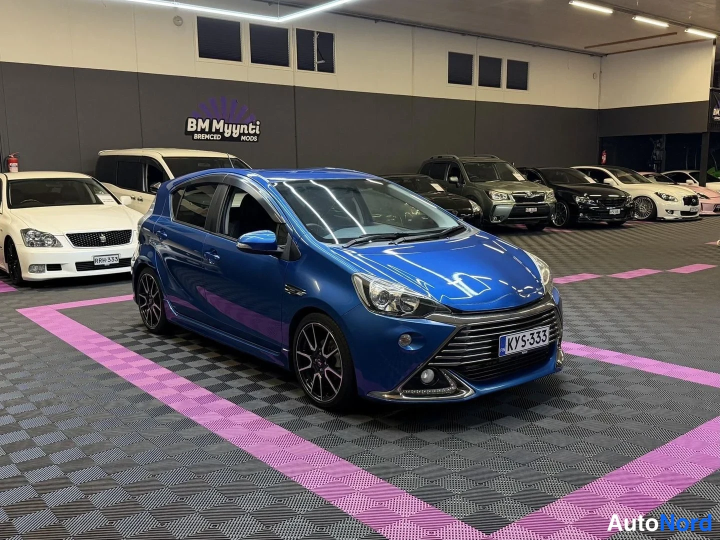 Blå Toyota Aqua 2014, snett framifrån, fronten åt höger, bild 3