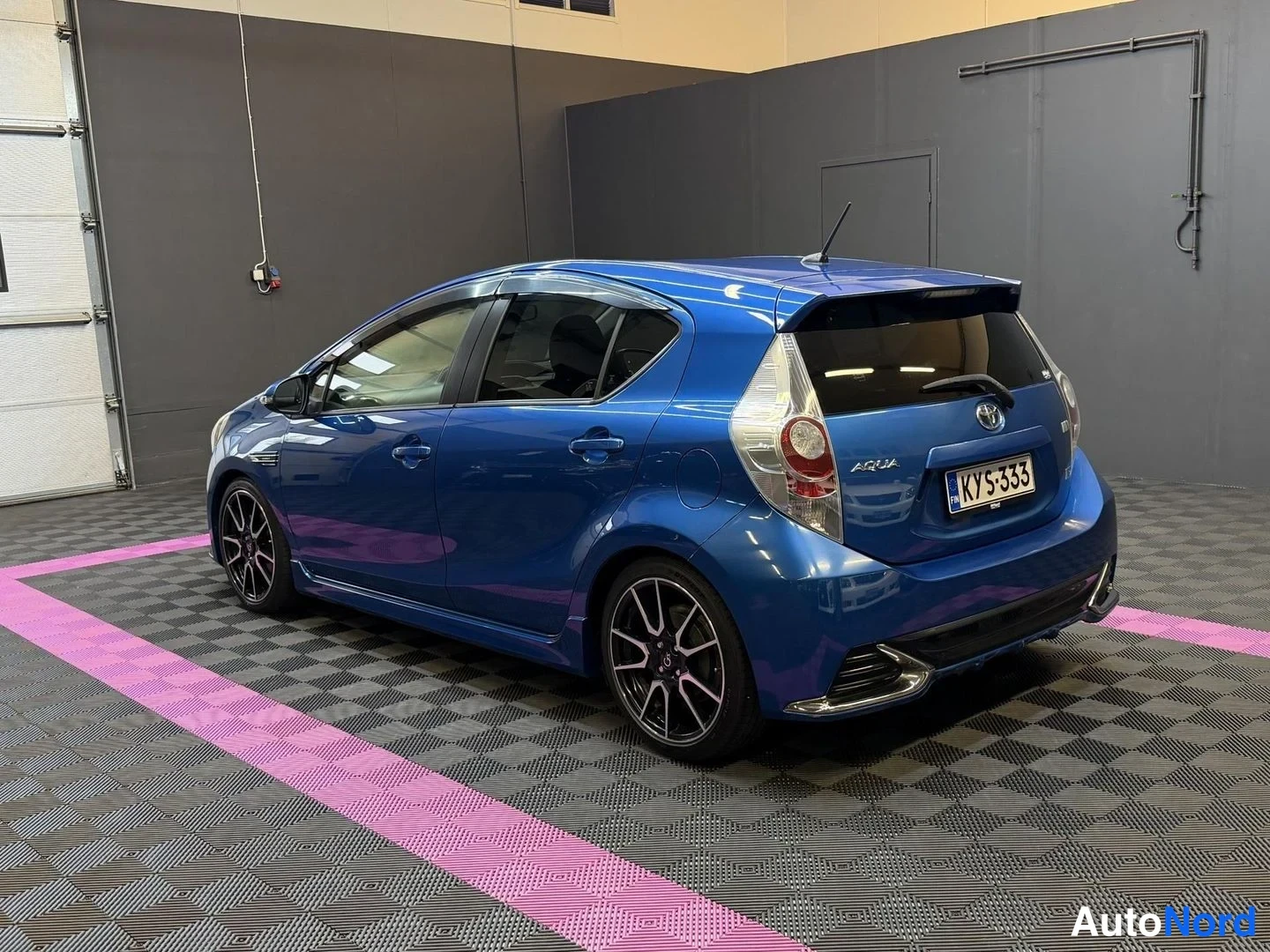 Blå Toyota Aqua 2014, snett bakifrån, bild 8