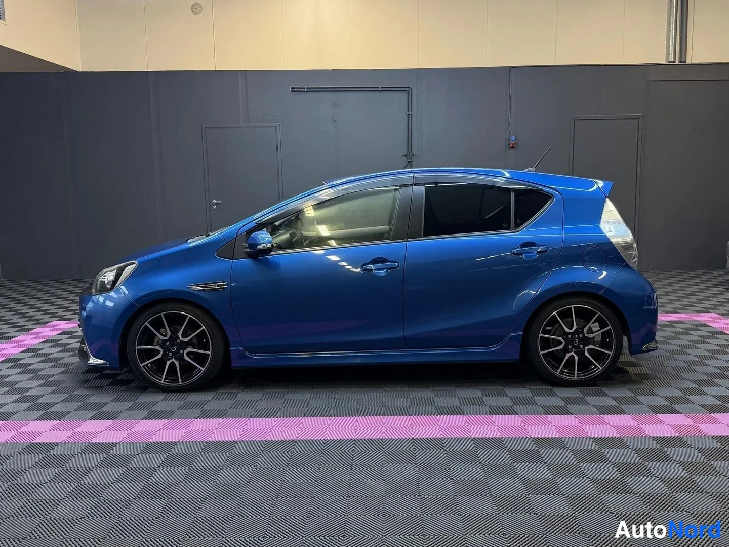 Blå Toyota Aqua 2014, från sidan, bild 5