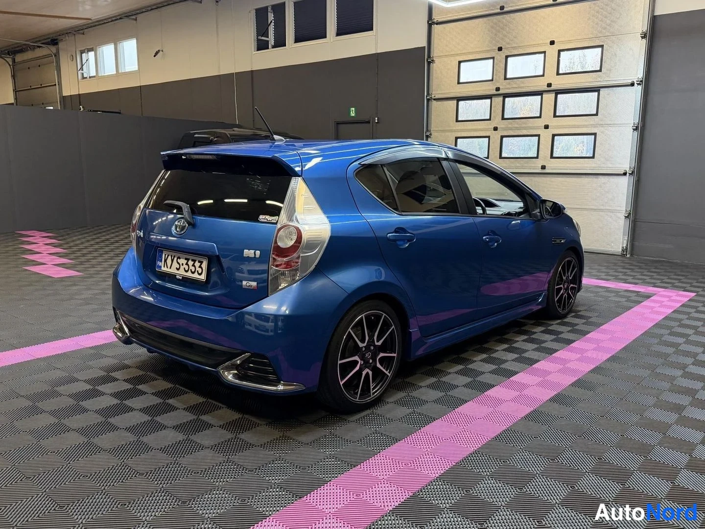 Blå Toyota Aqua 2014, snett bakifrån, bild 7
