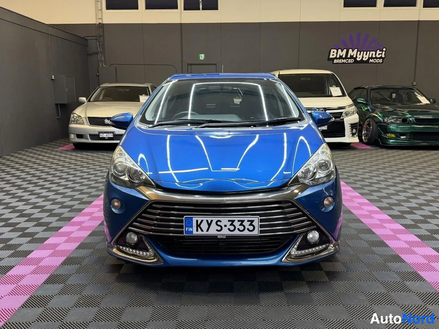 Blå Toyota Aqua 2014, framifrån, bild 4