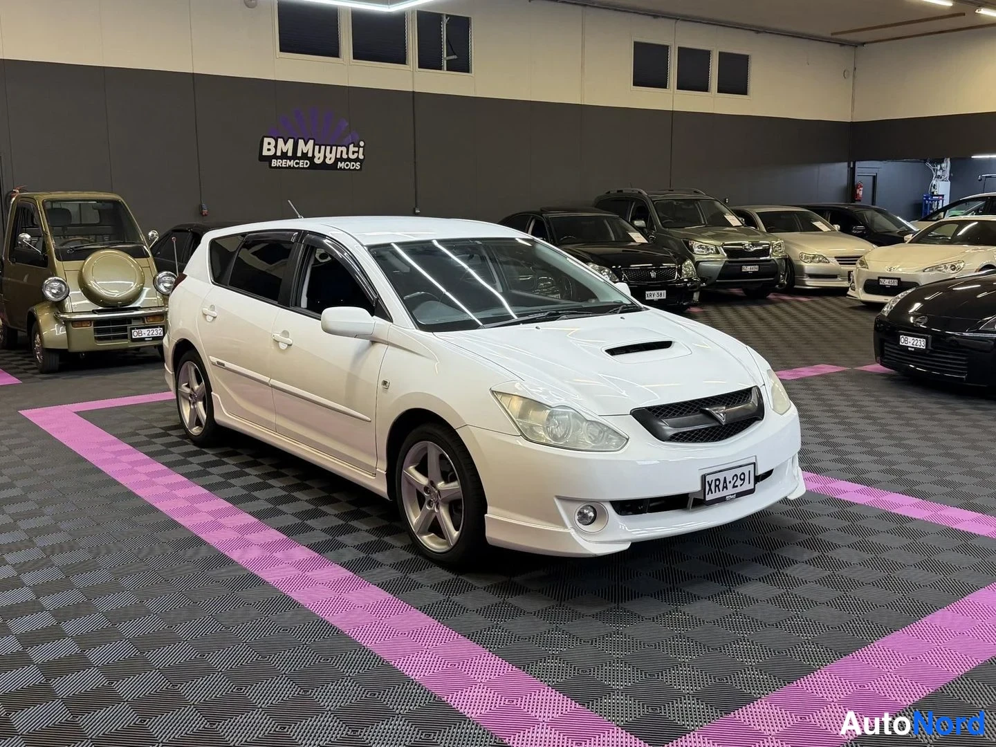 Vit Toyota Caldina 2003, snett framifrån, fronten åt höger, bild 2