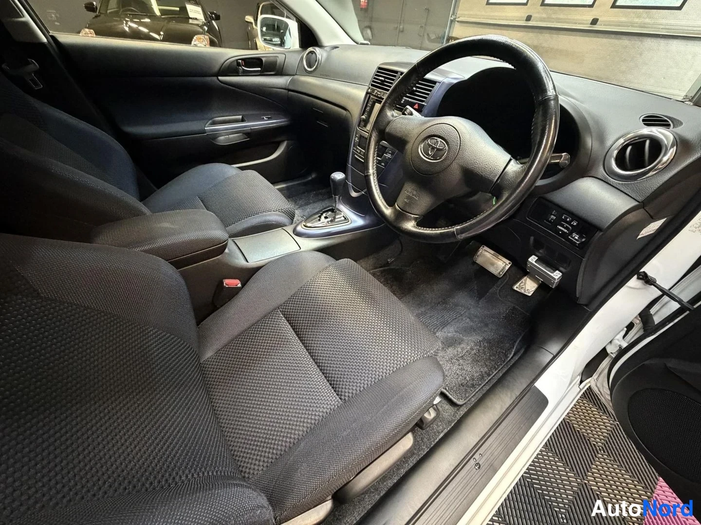 Vit Toyota Caldina 2003, framsäten, bild 15