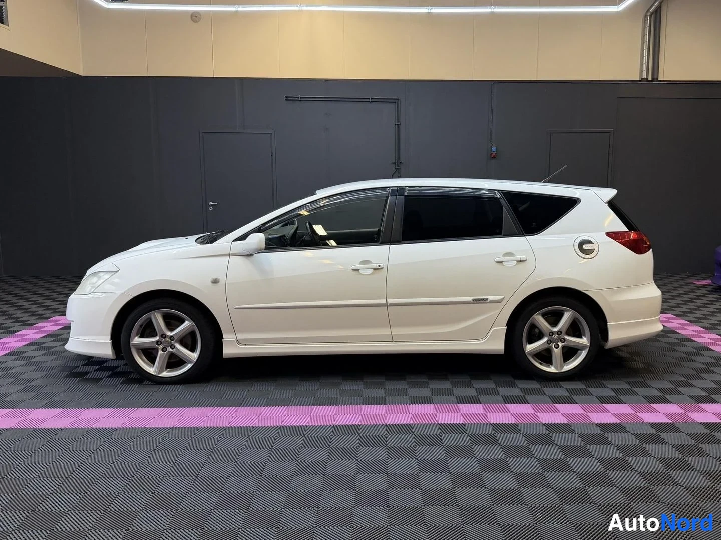 Vit Toyota Caldina 2003, från sidan, bild 4
