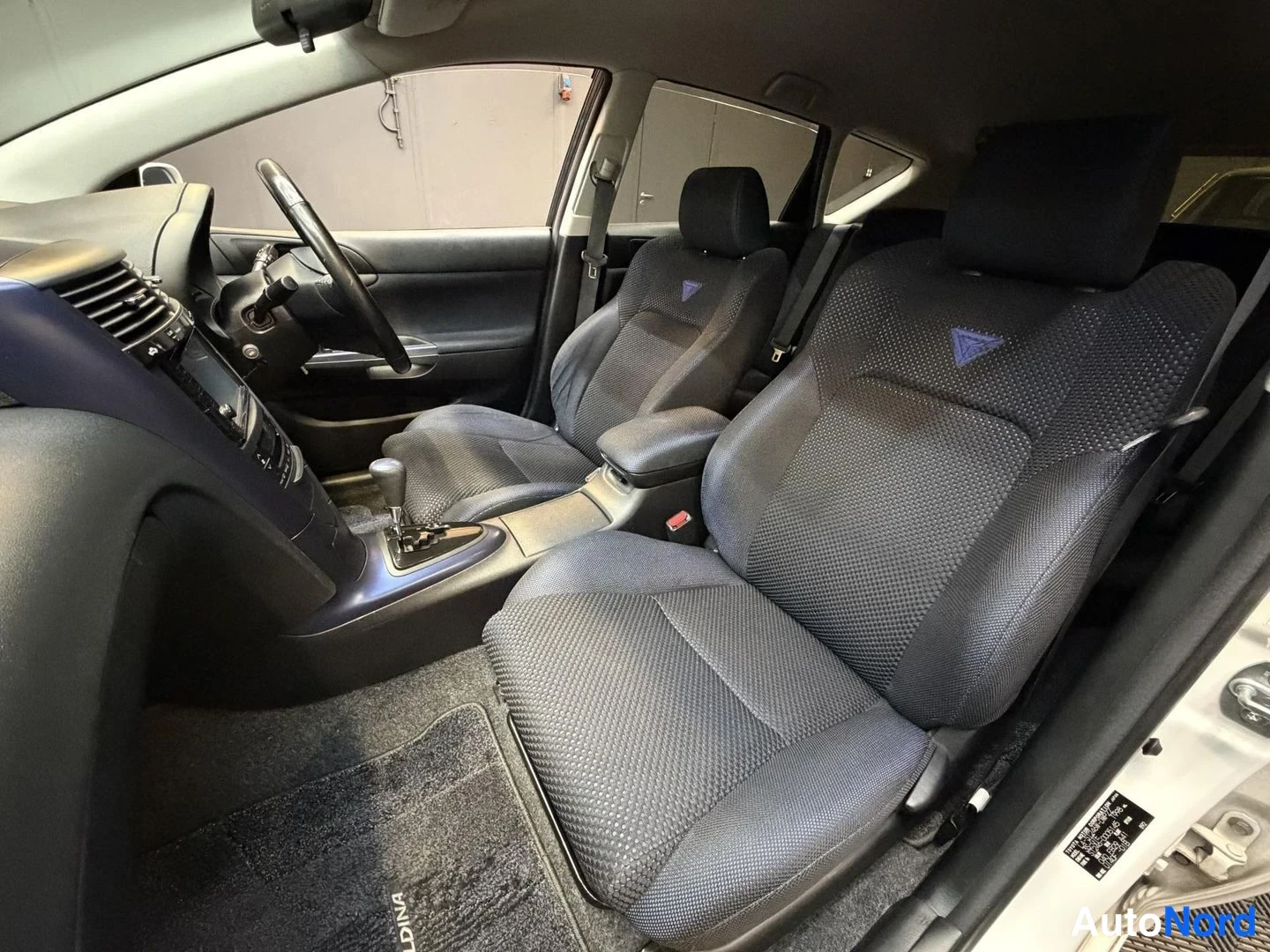 Vit Toyota Caldina 2003, framsäten, bild 18