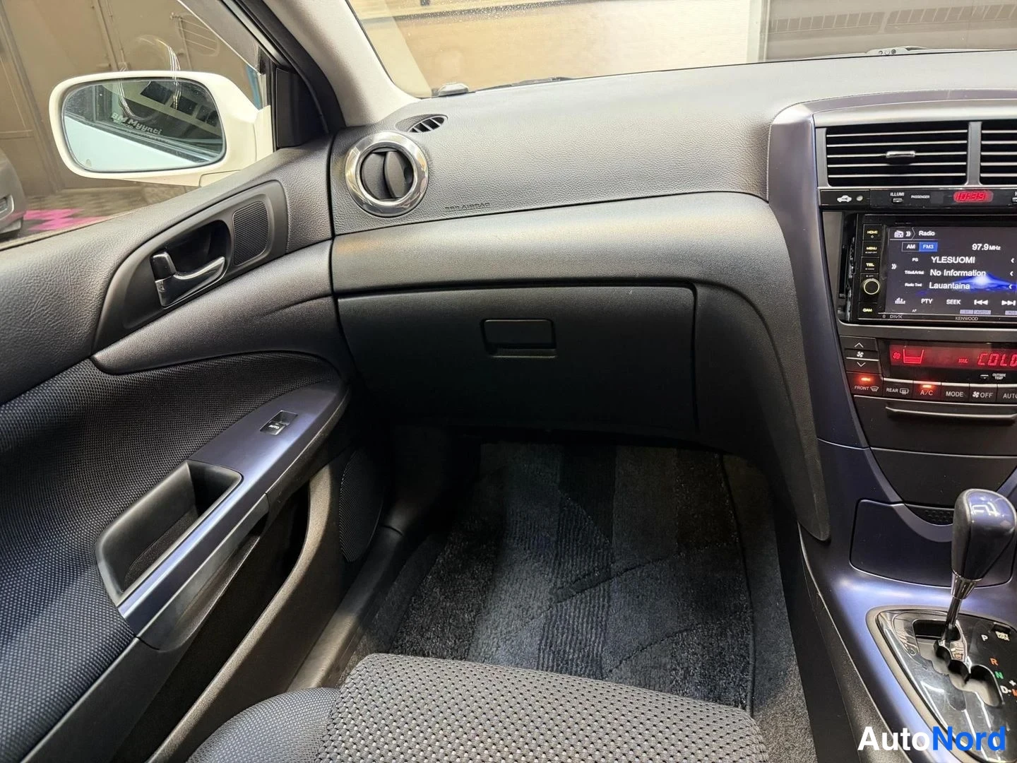 Vit Toyota Caldina 2003, förarplats, bild 14