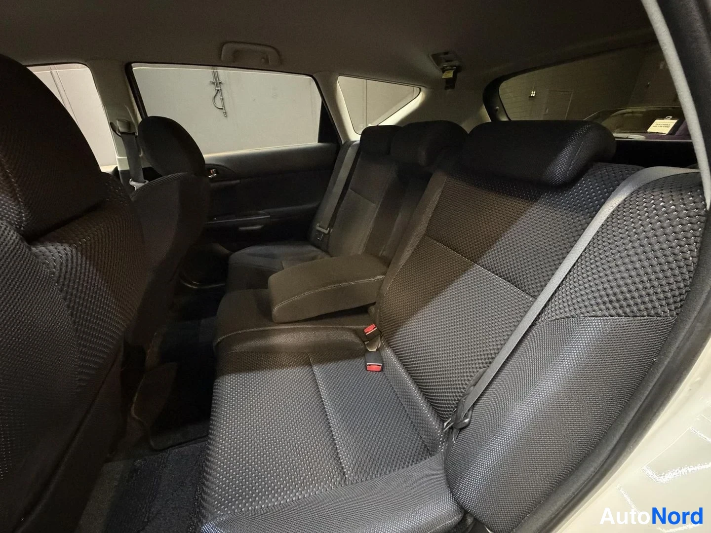 Vit Toyota Caldina 2003, baksäten, bild 19