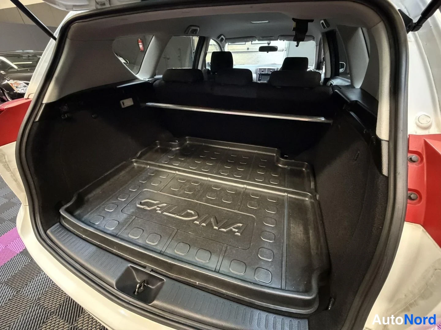 Vit Toyota Caldina 2003, bagageutrymme, bild 22