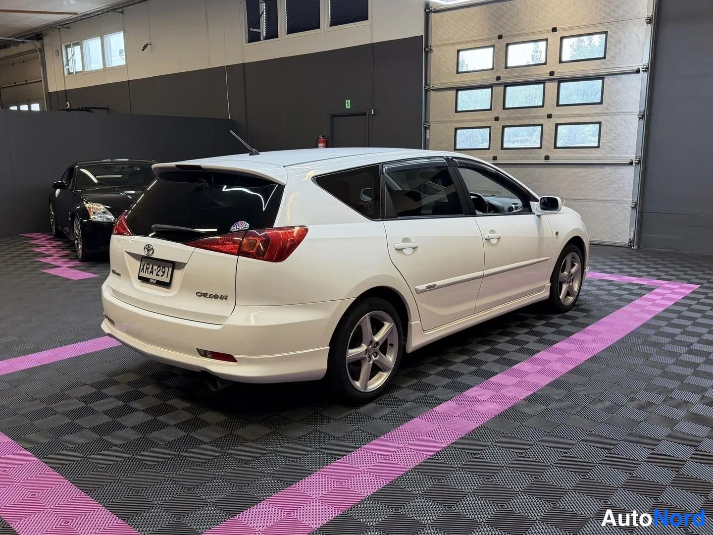 Vit Toyota Caldina 2003, snett bakifrån, bild 8