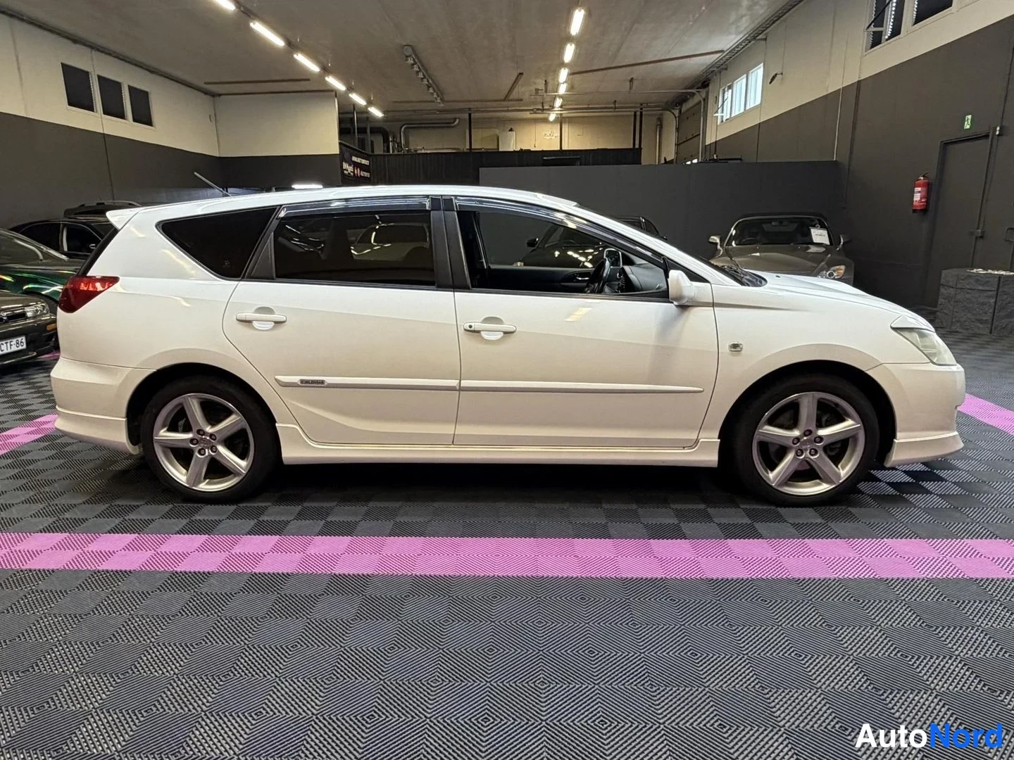 Vit Toyota Caldina 2003, från sidan, bild 5