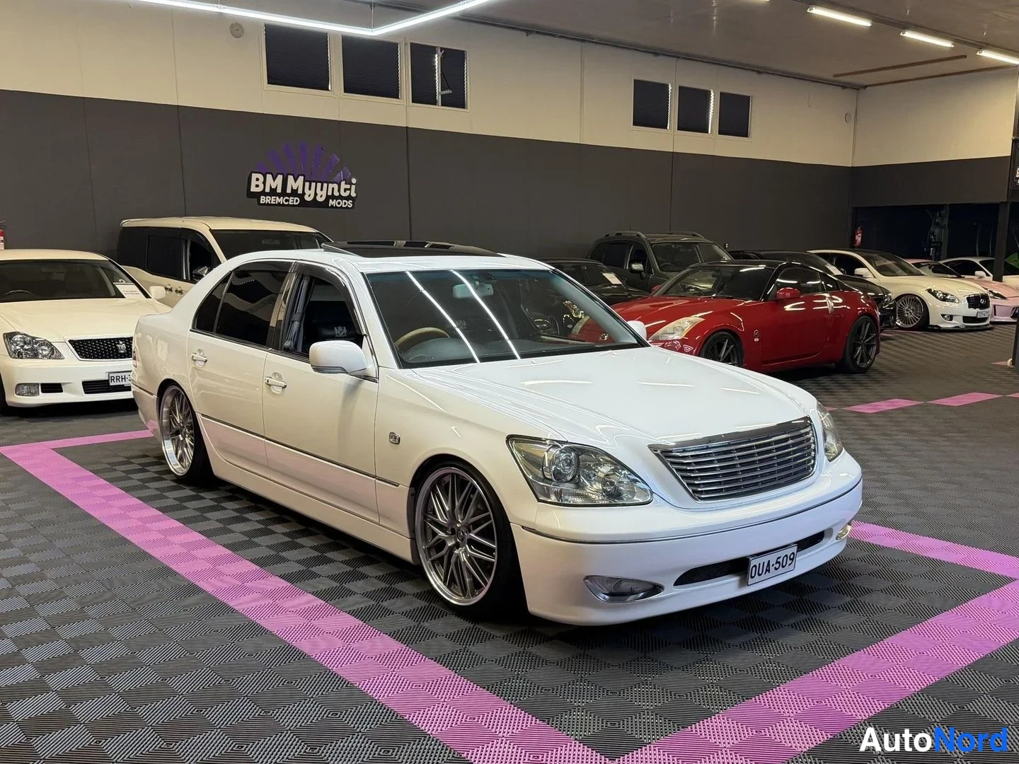 Vit Toyota Celsior 2003, snett framifrån, fronten åt höger, bild 3