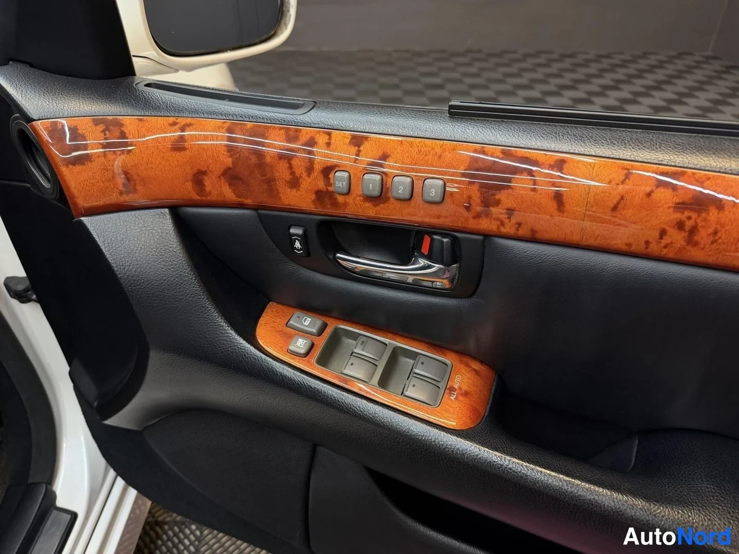 Vit Toyota Celsior 2003, detalj, bild 31