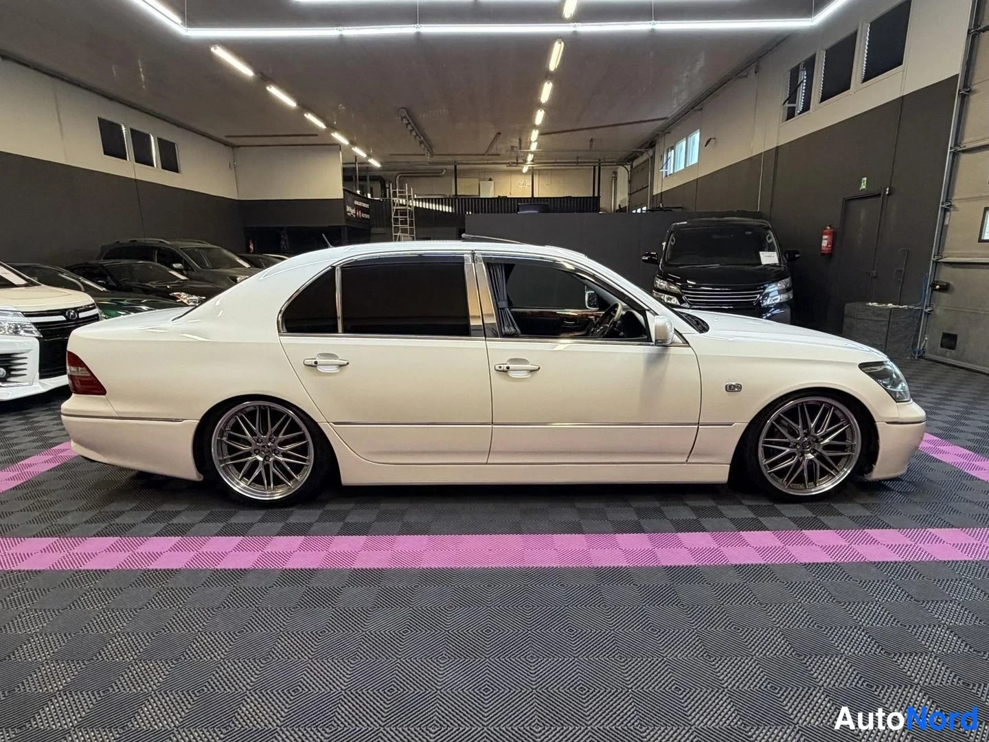 Vit Toyota Celsior 2003, snett framifrån, fronten åt höger, bild 2