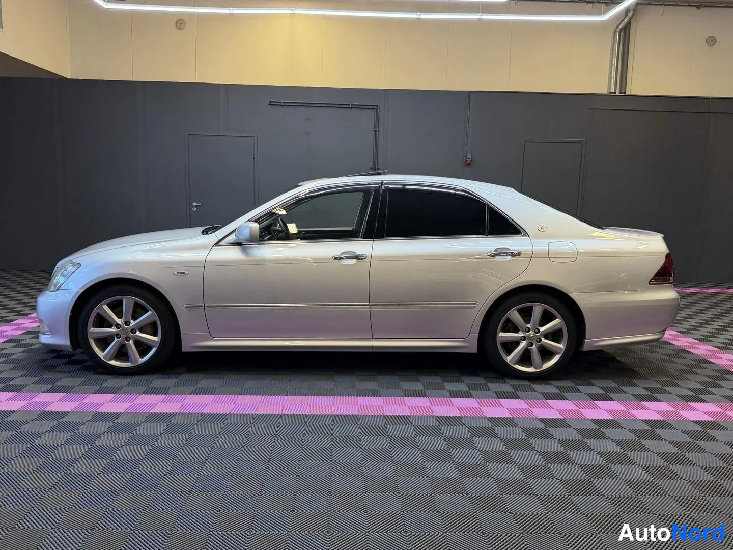 Grå Toyota Crown 2006, från sidan, bild 4