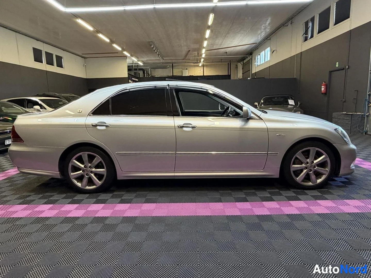 Grå Toyota Crown 2006, från sidan, bild 5