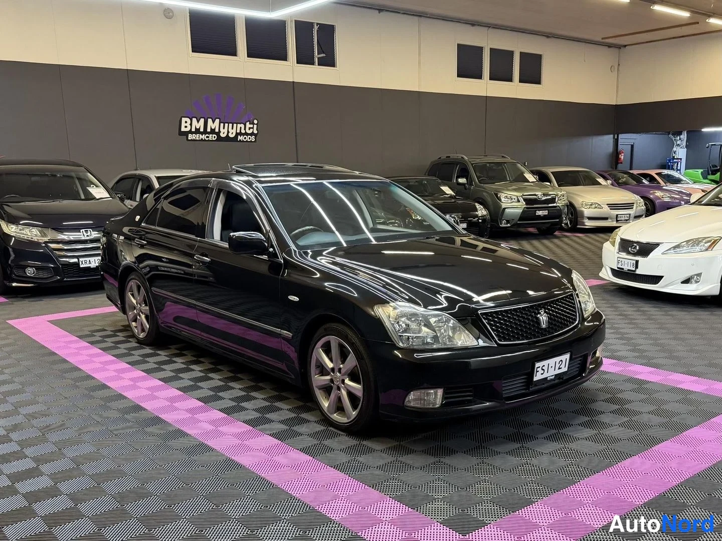 Svart Toyota Crown 2007, snett framifrån, fronten åt höger, bild 2