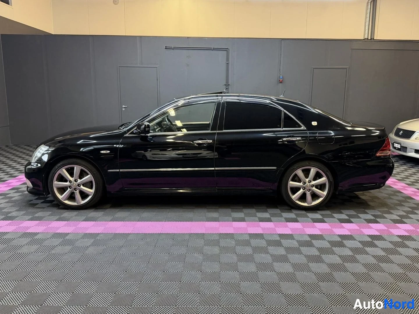 Svart Toyota Crown 2007, från sidan, bild 4