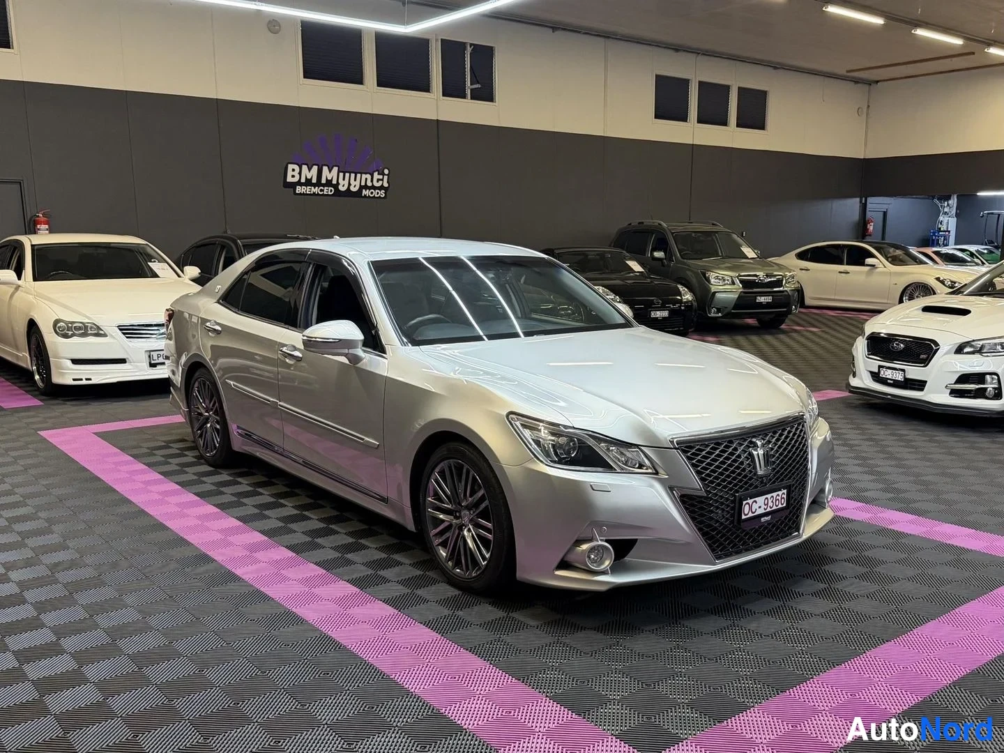 Grå Toyota Crown 2013, snett framifrån, fronten åt höger, bild 3