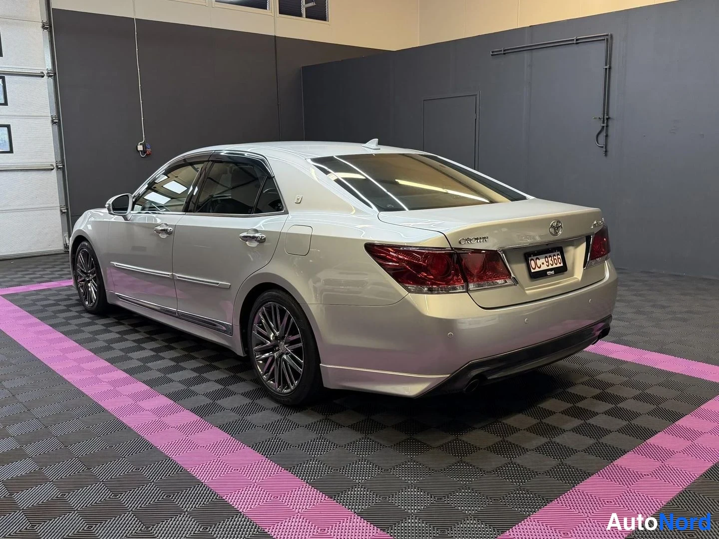Grå Toyota Crown 2013, snett bakifrån, bild 7