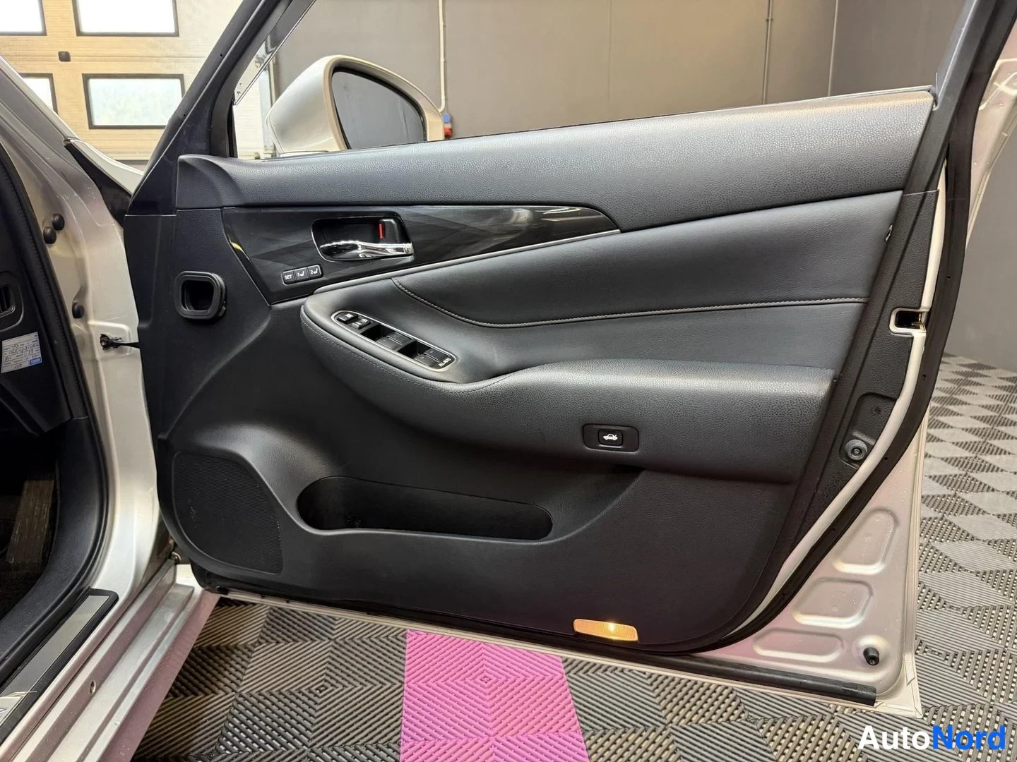 Grå Toyota Crown 2013, detalj, bild 26
