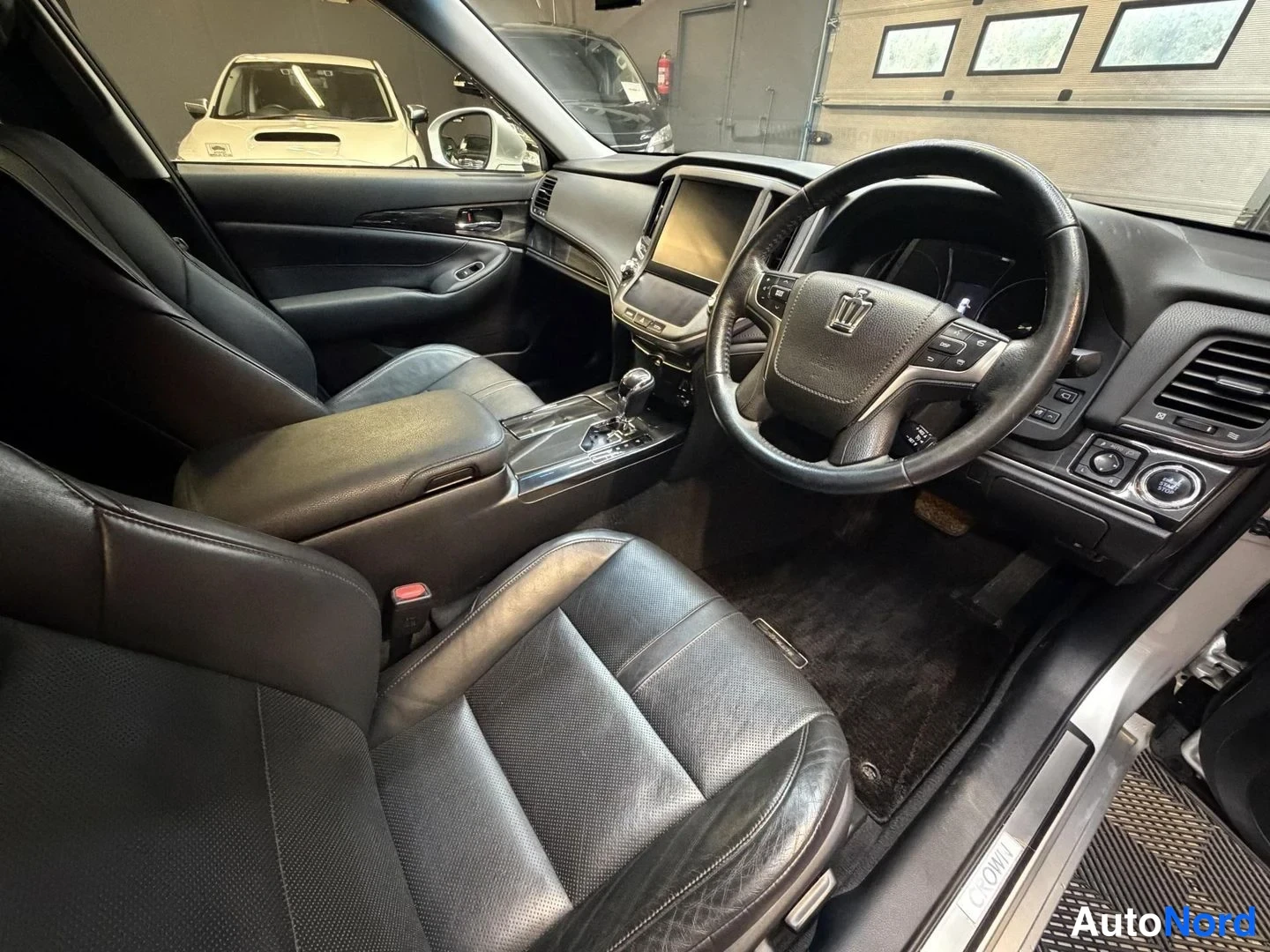 Grå Toyota Crown 2013, förarplats, bild 10