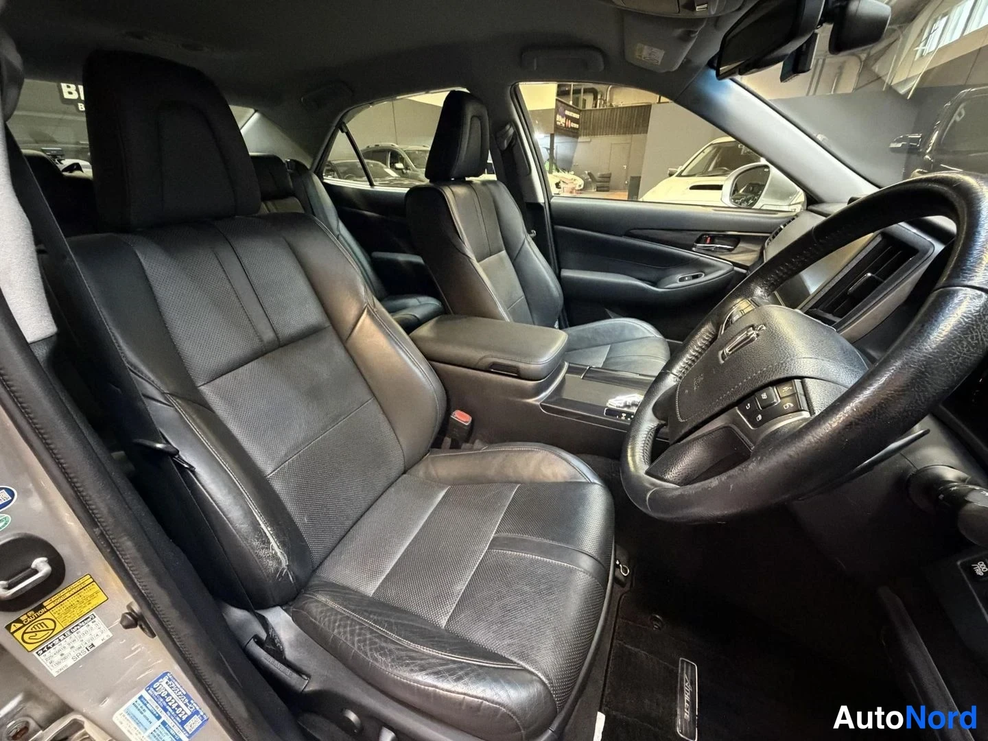 Grå Toyota Crown 2013, framsäten, bild 17