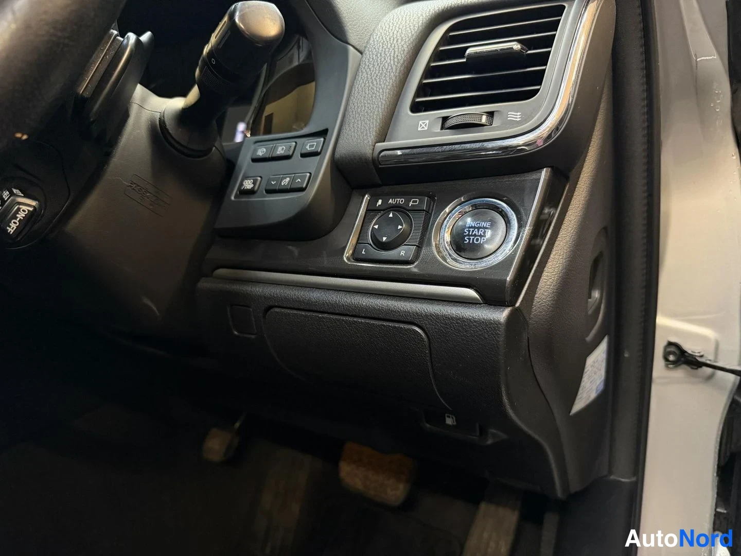 Grå Toyota Crown 2013, detalj, bild 27