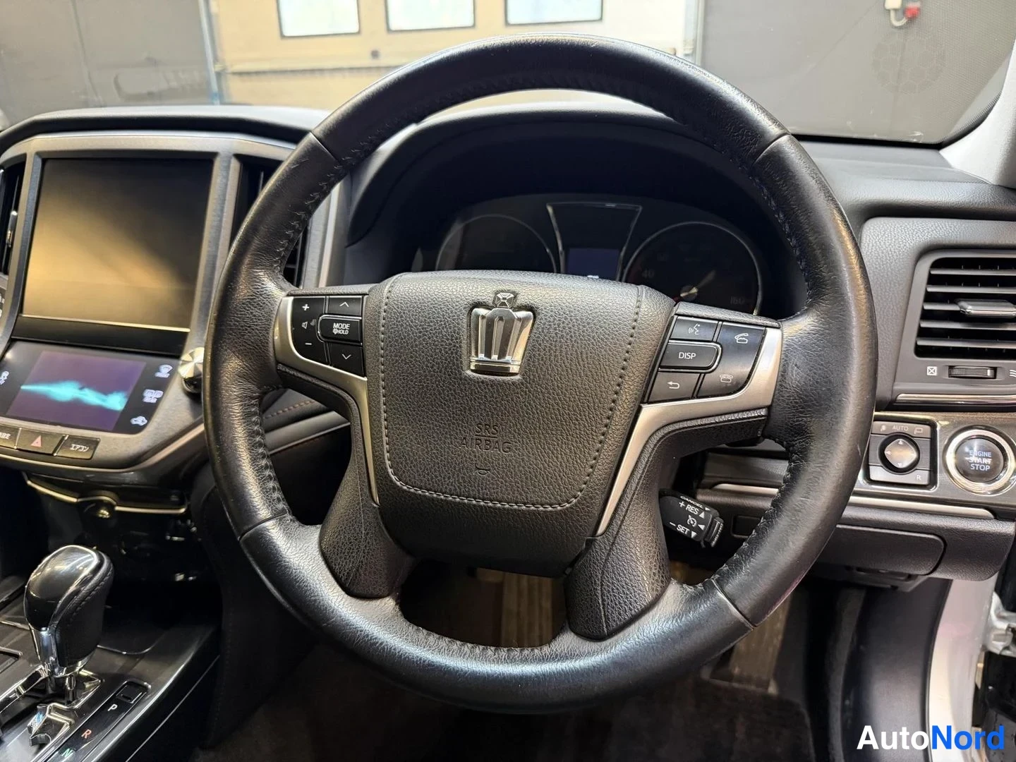 Grå Toyota Crown 2013, förarplats, bild 12