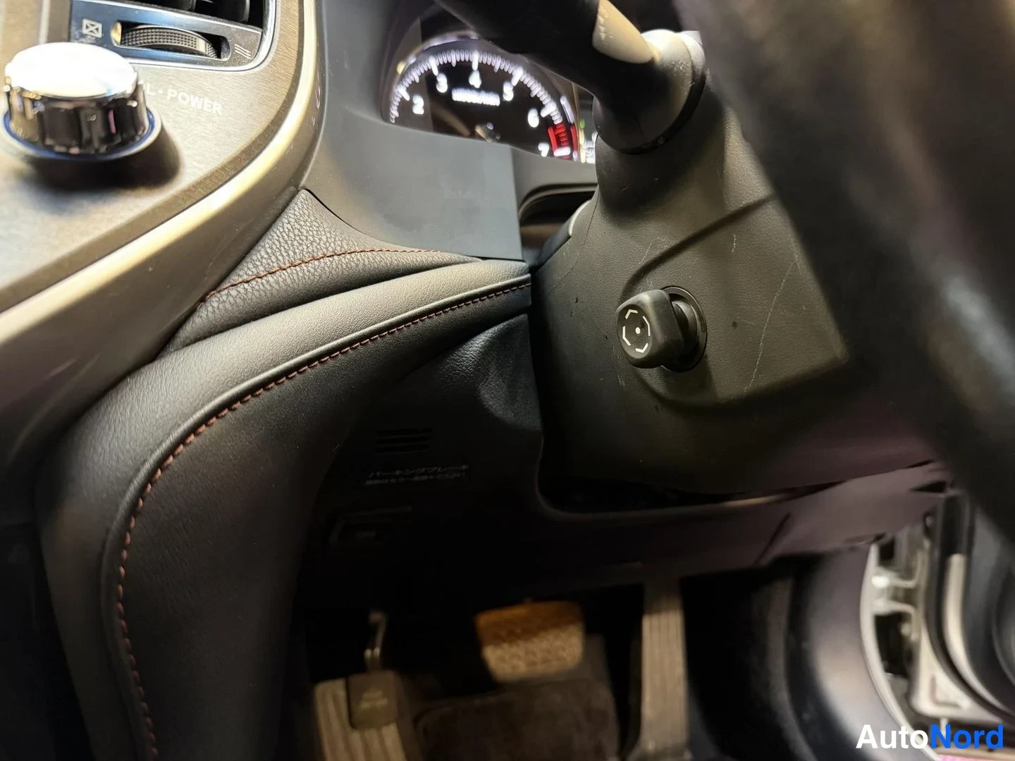 Grå Toyota Crown 2013, detalj, bild 28