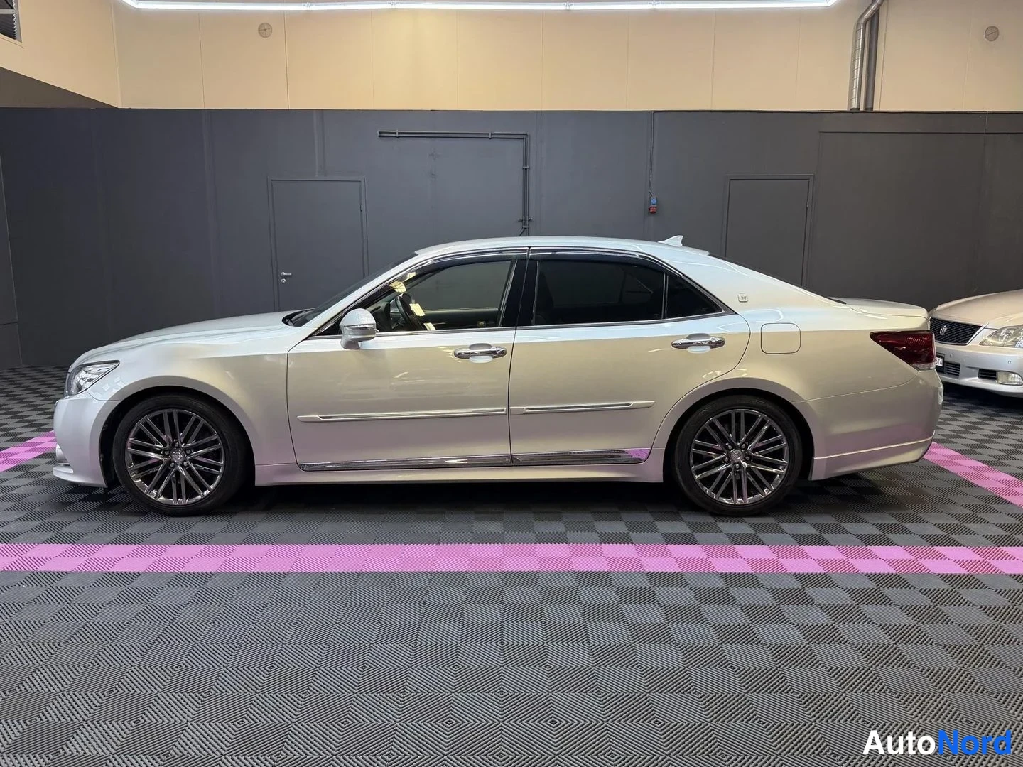 Grå Toyota Crown 2013, från sidan, bild 5