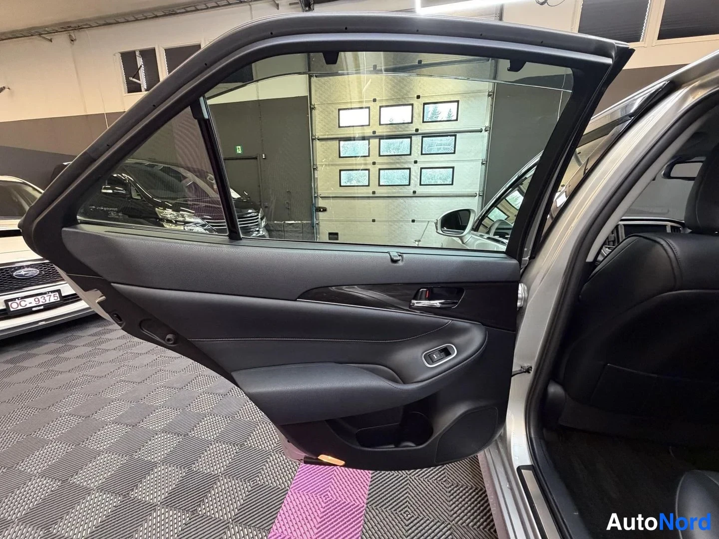 Grå Toyota Crown 2013, detalj, bild 31