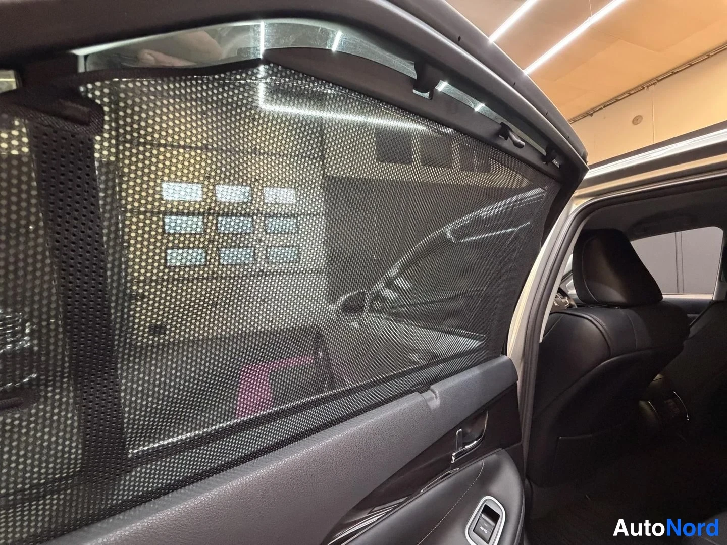 Grå Toyota Crown 2013, detalj, bild 32