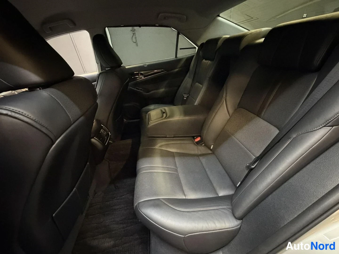 Grå Toyota Crown 2013, baksäten, bild 20