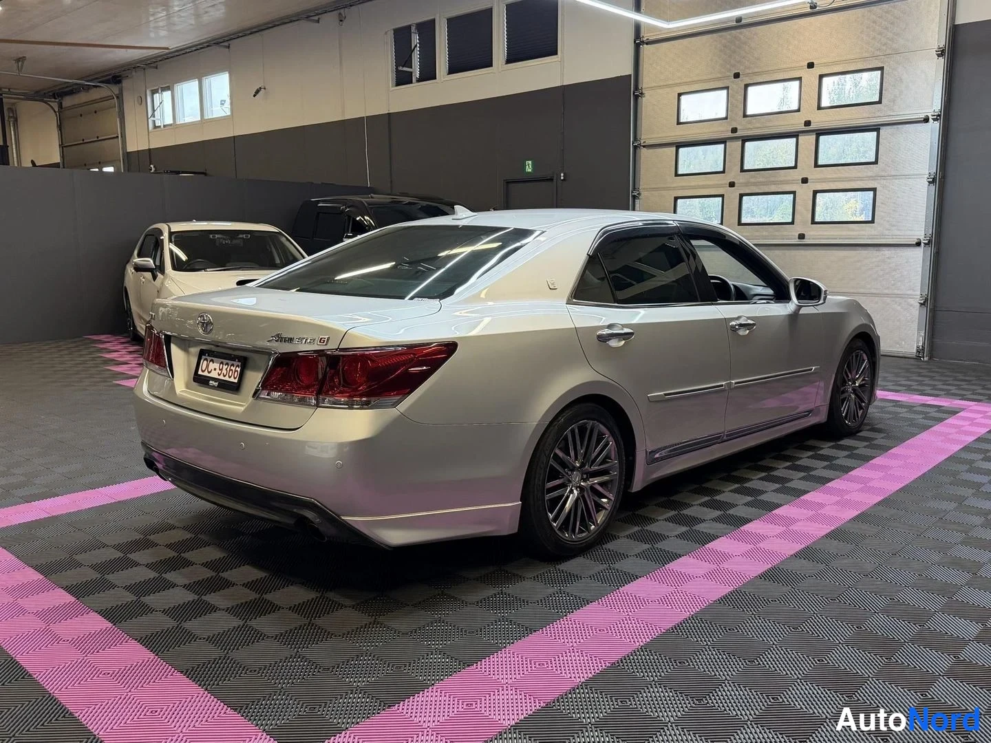 Grå Toyota Crown 2013, snett bakifrån, bild 8