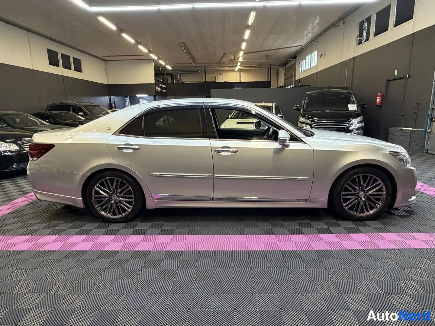Grå Toyota Crown 2013, från sidan, bild 6