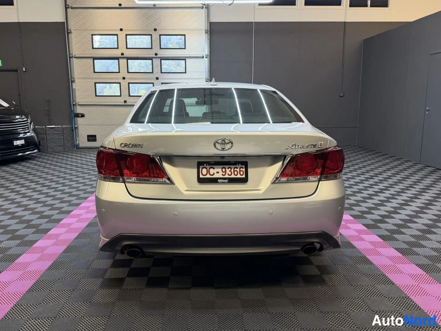 Grå Toyota Crown 2013, bakifrån, bild 9