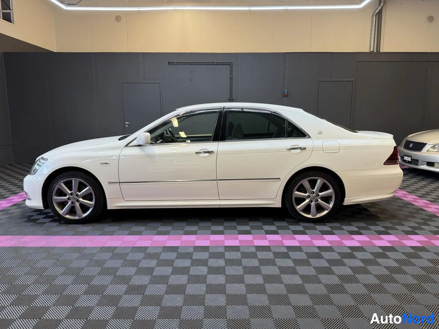 Vit Toyota Crown 2006, från sidan, bild 5