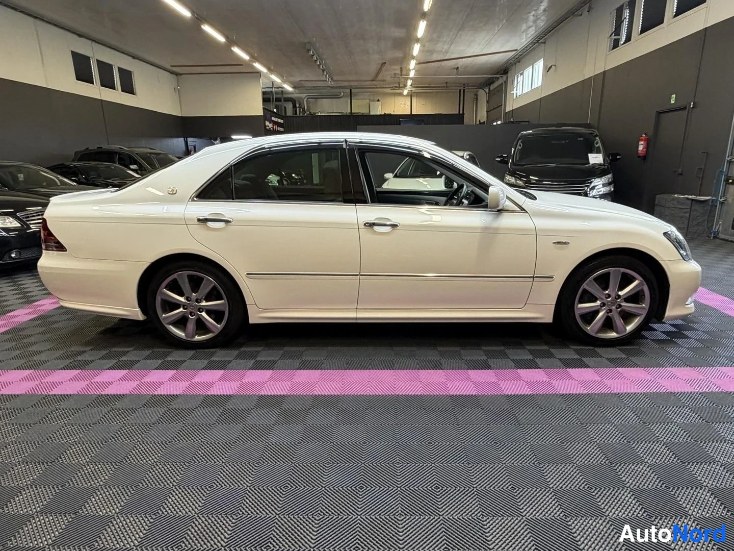Vit Toyota Crown 2006, snett framifrån, fronten åt höger, bild 3