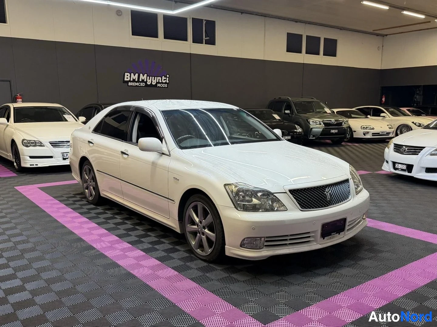 Vit Toyota Crown 2004, snett framifrån, fronten åt höger, bild 2
