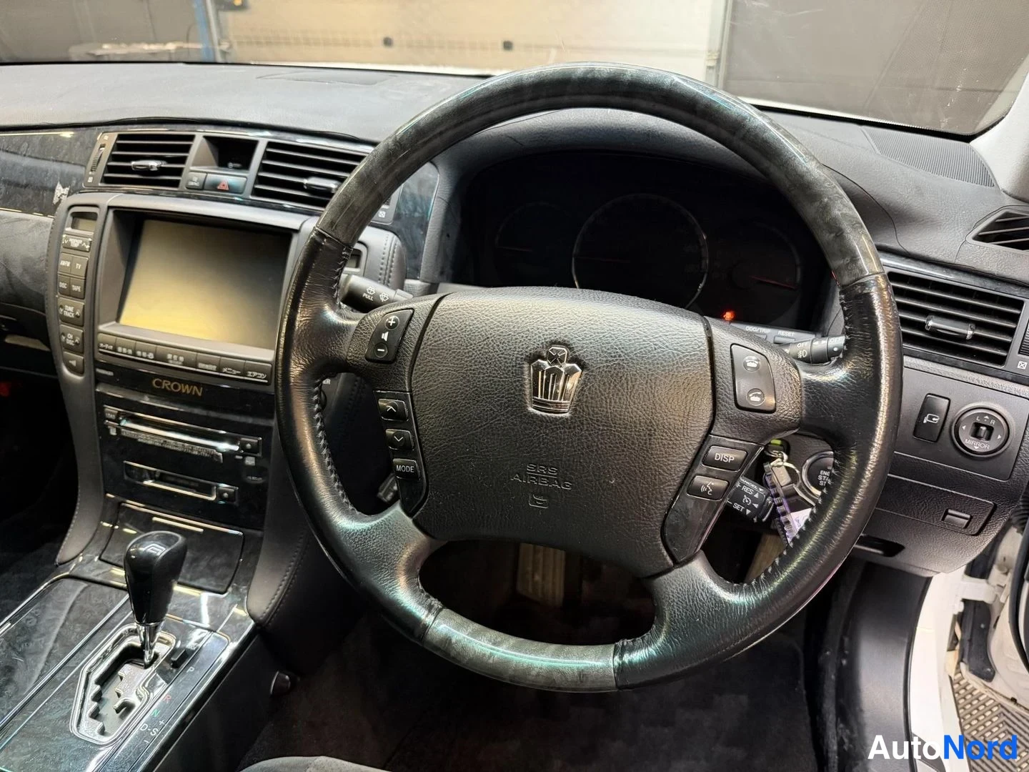 Vit Toyota Crown 2004, detalj, bild 13