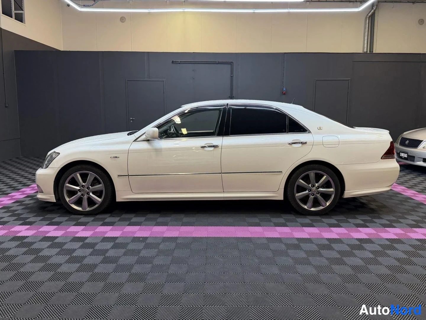 Vit Toyota Crown 2004, från sidan, bild 5