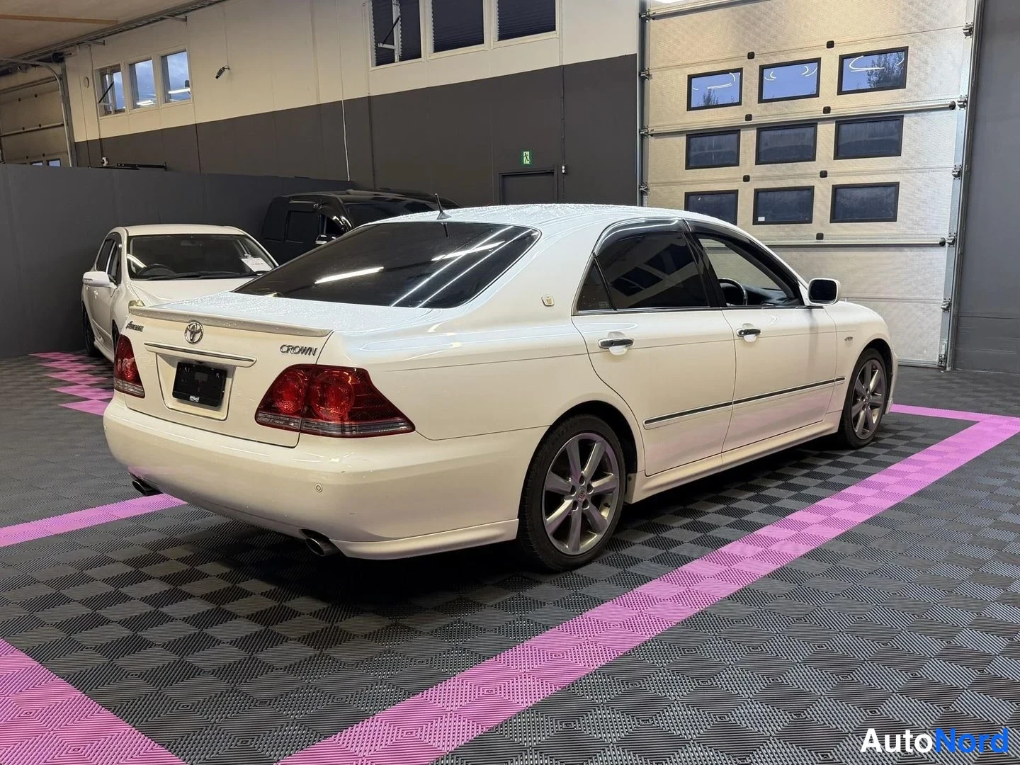 Vit Toyota Crown 2004, snett bakifrån, bild 6