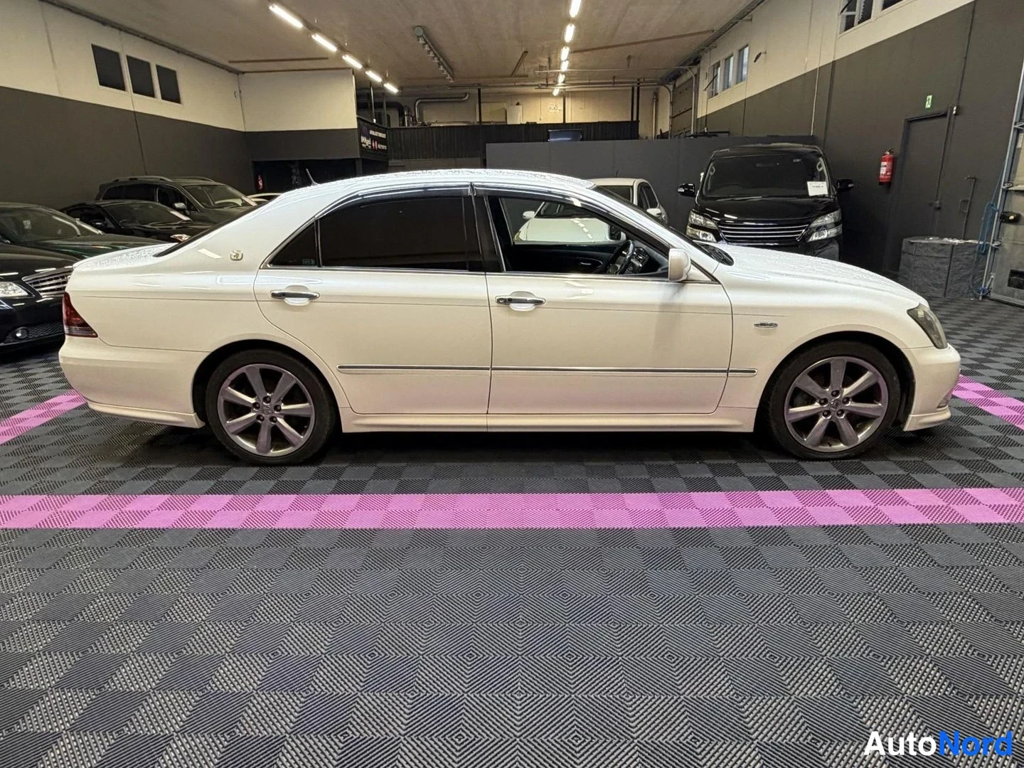 Vit Toyota Crown 2004, från sidan, bild 4