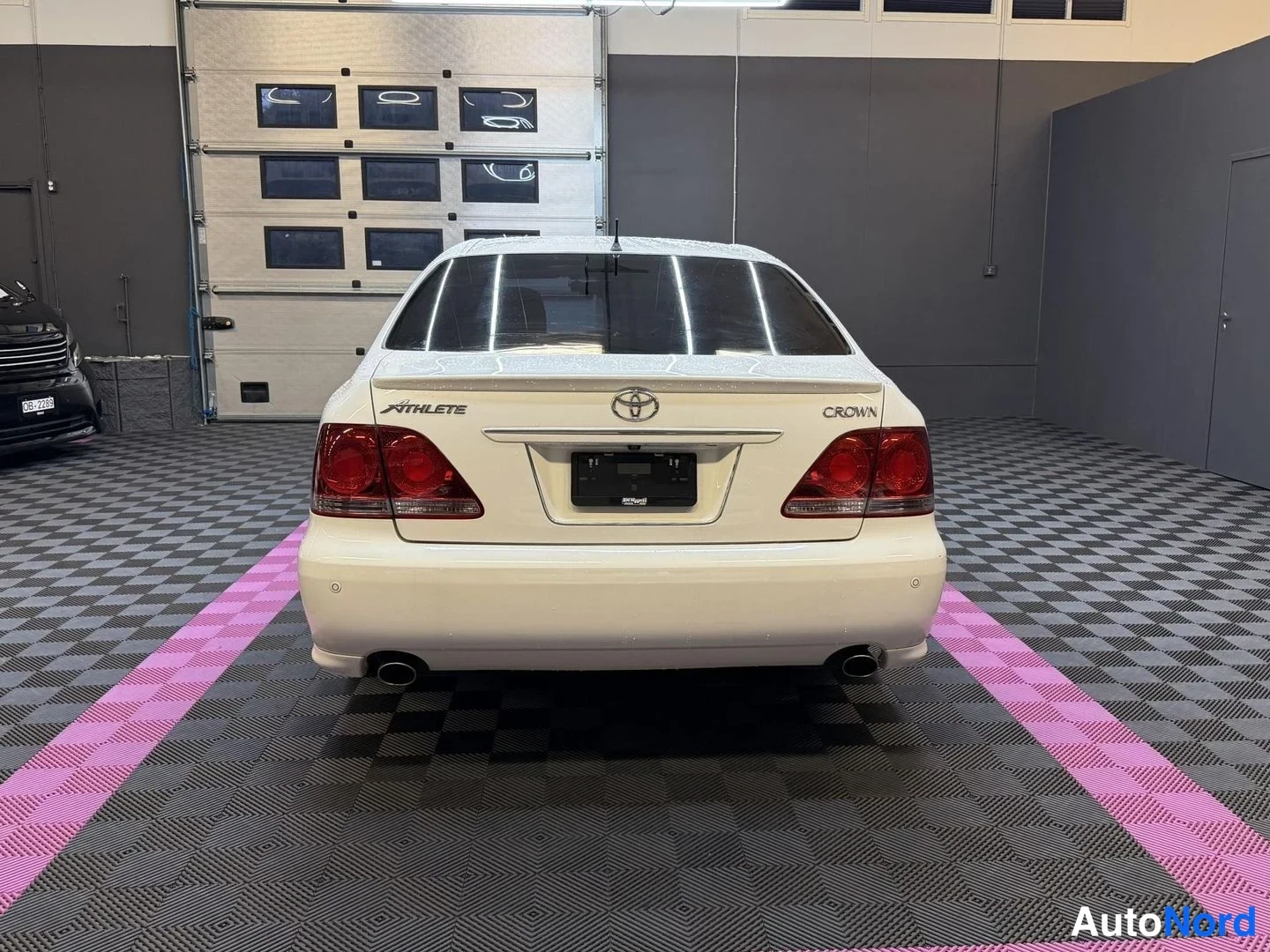 Vit Toyota Crown 2004, bakifrån, bild 8