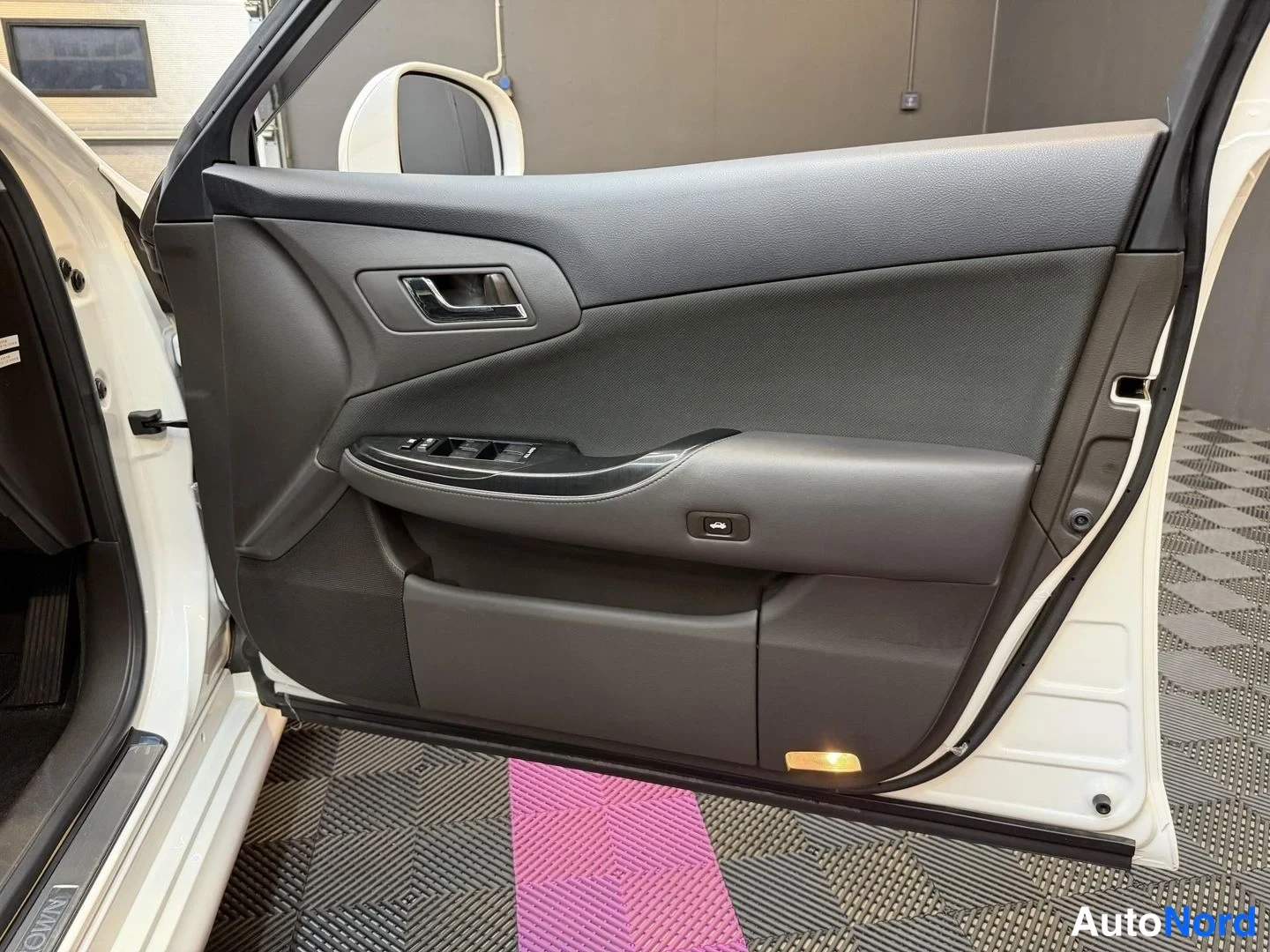 Vit Toyota Crown 2008, detalj, bild 22